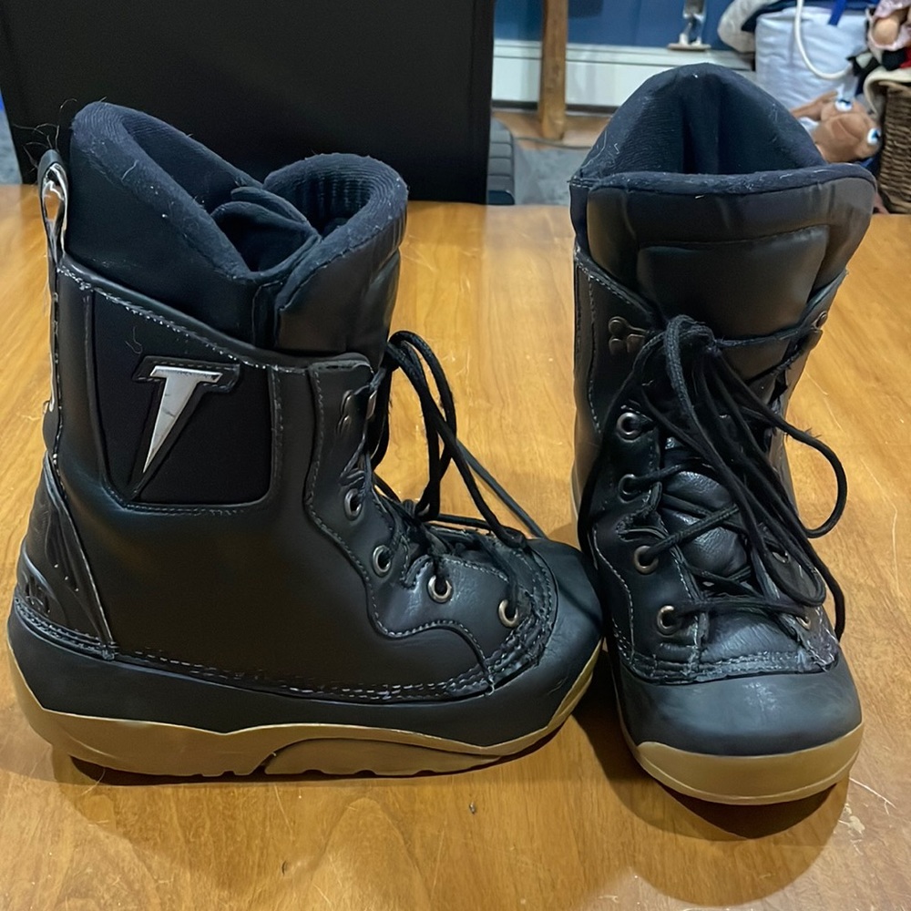 Snowboarding boots